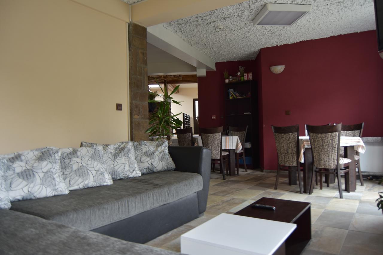 Family Hotel Balkana Aprilci Exteriér fotografie